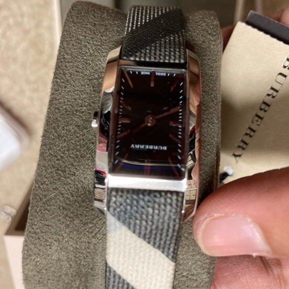 💯 Authentic Burberry watch - Picture 2 of 9